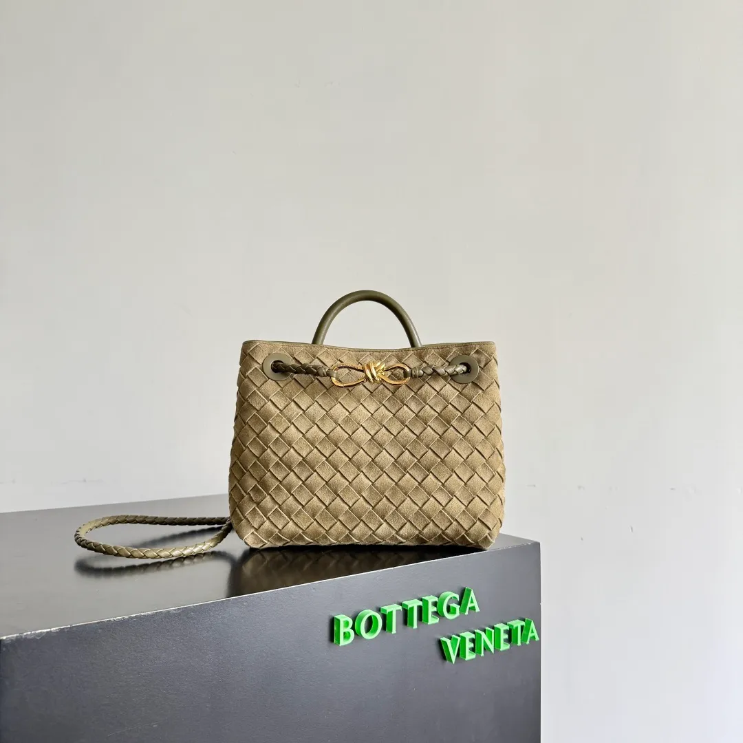 The 2023 new Andiamo batch of 1960 BV has been shipped‼ ️Really popular🔥The new Andiamo woven handbag launched by Bottega Veneta this season is really popular all over the world! ! Celebrities at home and abroad have worn it, and Oscar-winning actress Michelle Yeoh has taken it out on the street. Song Jia, Trai Yara, Yu Feihong, Sanji Ayaka, Rosie Hunting-Whiteley, Yoshioka Riho, etc. have all picked up this bag. It is classic and versatile, showing off its temperament, and the bag capacity is also large, which is very convenient for daily commuting! ! A variety of carrying methods, the shoulder straps can be adjusted by yourself, the original lambskin feels soft and delicate, and the neutral style is created to break gender boundaries and bring a more practical and longer-lasting use experience. Andiamo, which has both elegant and casual styles, perfectly interprets the true appearance of "fashionable old money style". Style number: 743568 (suede) Size: 25*22*10.5cm